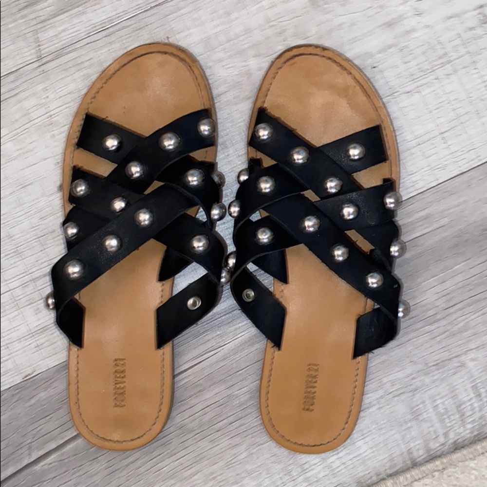 Fun slip on sandals 🖤